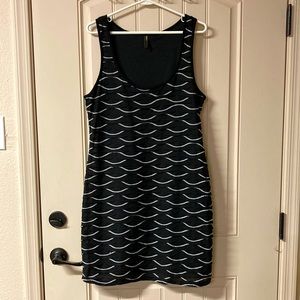 SIMON CHANG Women’s Size L Dress Black and White Sleeveless Lined Scallop Design